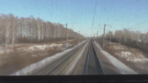 Поездка в локомотиве зимой на восток - вид из кабины машиниста поезда РЖД