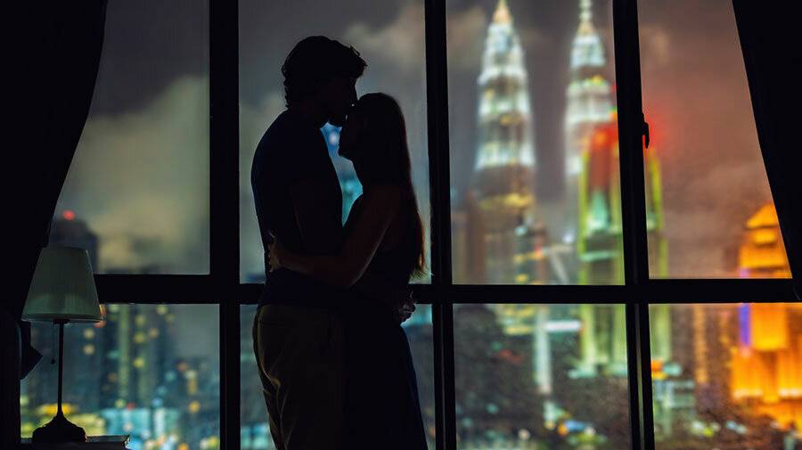 В ОГРОМНОМ ГОРОДЕ ДВА ОДИНОЧЕСТВА смотреть онлайн