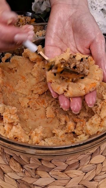 Картофельные шарики с сочной начинкой и нежным соусом смотреть онлайн