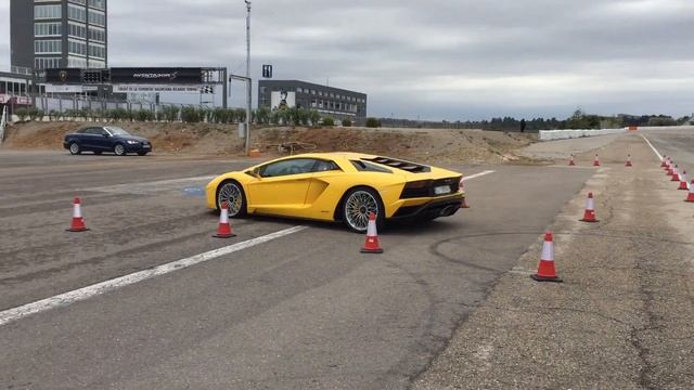 Eerste testnotities: Lamborghini Aventador S (2017) смотреть онлайн