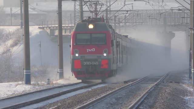 Пассажирские поезда РЖД пролетают зимой на скорости в Сибири | Железная дорога смотреть онлайн