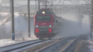 Пассажирские поезда РЖД пролетают зимой на скорости в Сибири | Железная дорога