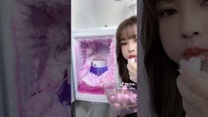 азиатка ест снежный лёд и снег в морозилке!