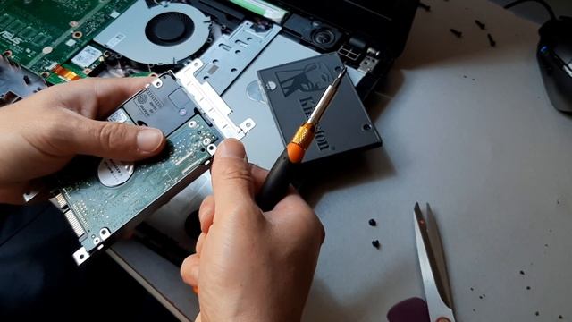 Cambio de disco duro por SSD a notebook ASUS X541U смотреть онлайн