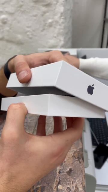 | Распаковка IPhone 14 Pro в магазине Apple и точка |