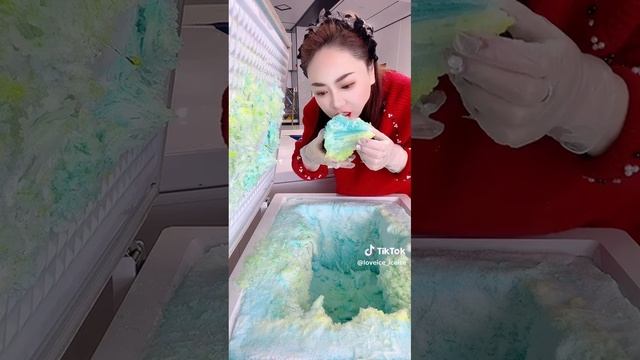 громкий хруст от поедания льда из морозилки смотреть онлайн