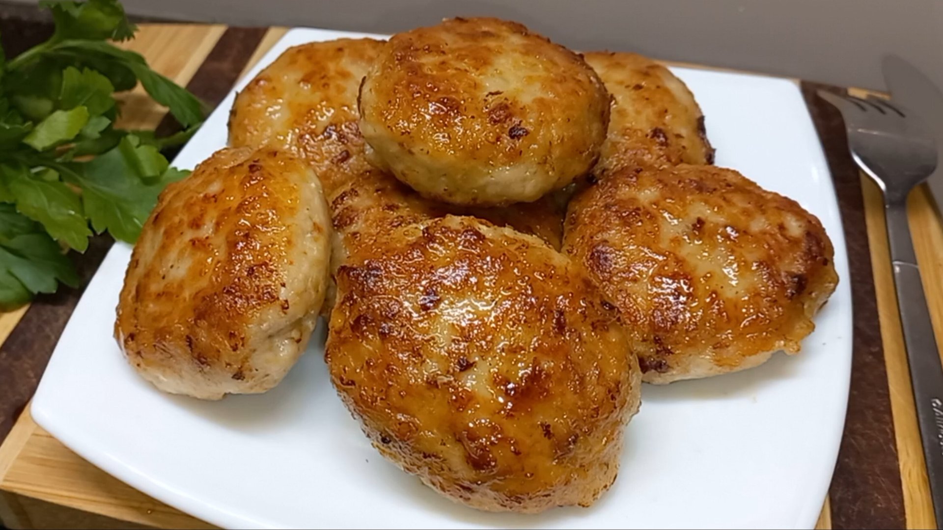 КУРИНЫЕ КОТЛЕТЫ Вкусные сочные домашние КОТЛЕТЫ ИЗ КУРИНОГО ФАРША на сковороде смотреть онлайн