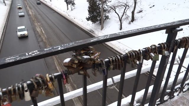 "Мост влюблённых" в Харькове на спуске Пассионаии 06.01.2016 смотреть онлайн