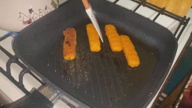 Рыбные палочки на сковородке гриль смотреть онлайн