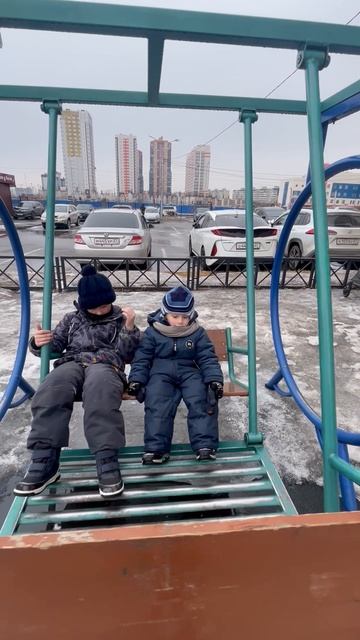 Володя играет на площадке во дворе. Володя и Максим на качеле. Володе 3,5 года. Володя на прогулке смотреть онлайн