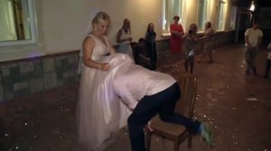 Жених из Германии снимает подвязку у невесты 😊😊😊