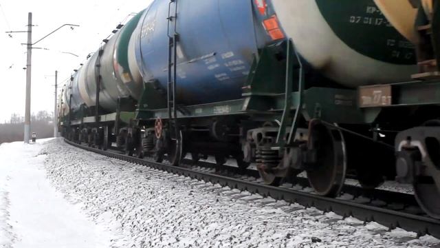 2ЭС10 138 и 3ТЭ10У 0034 с грузовыми поездами на перегоне Балезино - Шур Горьковской железной дороги смотреть онлайн