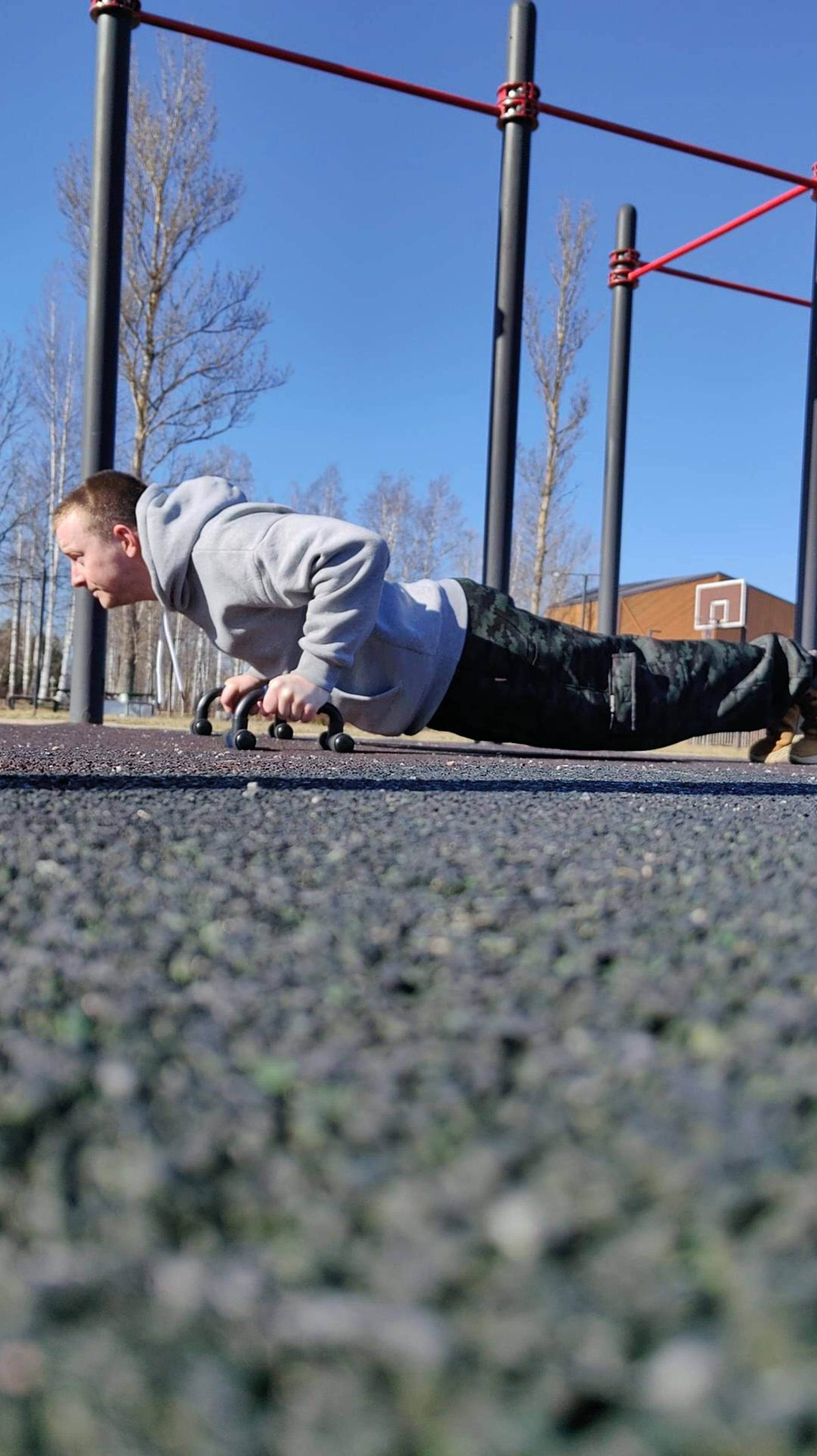 Отжимания, тренировка #shorts #спорт смотреть онлайн