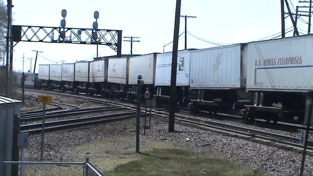 Westbound UP Pig Train at Rochelle IL. смотреть онлайн