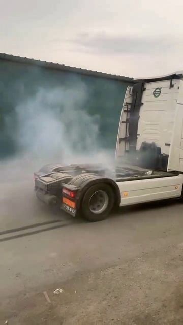 Дальнобойщики Профессионалы дрифт VOLVO FH #shortvideo #2024 #volvo #kz #kg #russia смотреть онлайн