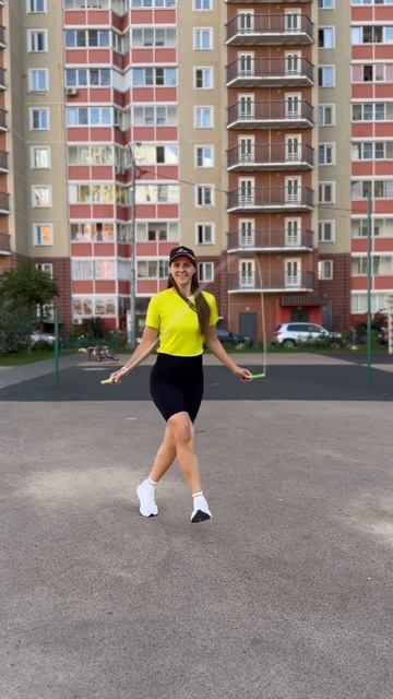 Скакалка в Путилково. Узнали дома? #скакалка #какпрыгатьнаскакалке #танцысоскакалкой #шаффл #фитнес смотреть онлайн