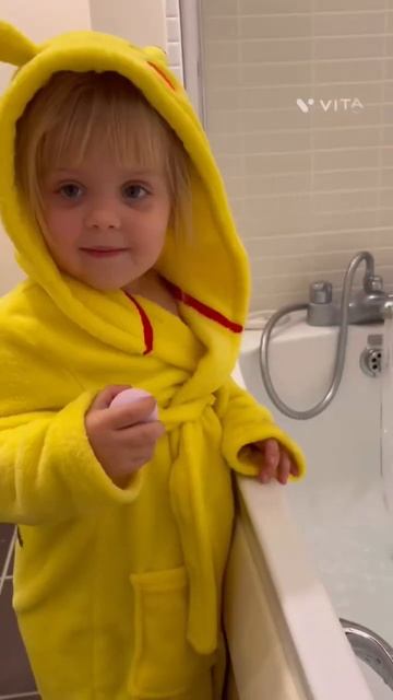 Lavender bath bomb! Smelling so good 😊 #bathbomb #cutekids #bathtime смотреть онлайн