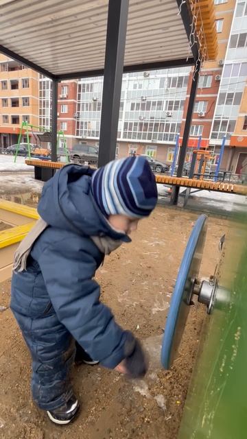 Володя играет на площадке во дворе. Володе 3,5 года. Володя на прогулке смотреть онлайн