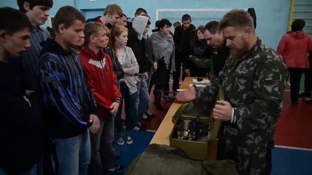 Гости рассказывают о снаряжении полицейских смотреть онлайн
