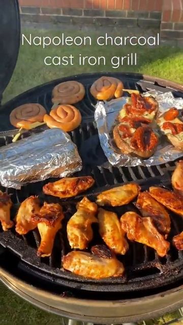 Napoleon Charcoal Cast Iron Grill - Doing what it does BEST! #shorts смотреть онлайн