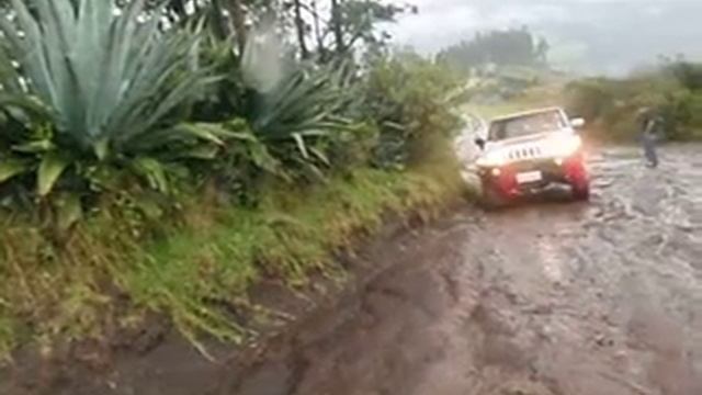 Destroyer Hummer H3 in ILALO, steep hill descent straight down. смотреть онлайн