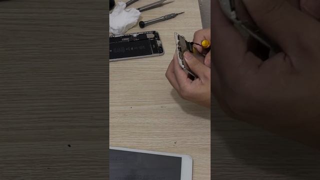 Hướng dẫn thay màn hình iphone 7plus tại nhà cực dể смотреть онлайн