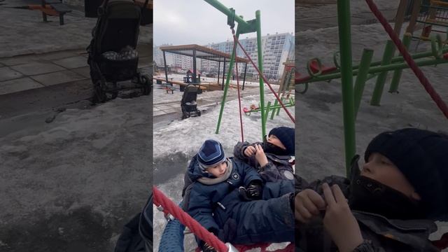 Володя играет на площадке во дворе. Володя и Максим на качеле. Володе 3,5 года. Володя на прогулке смотреть онлайн
