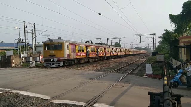MEMU and EMU crossing, from Sealdah⏩ and to Sealdah ⏪ both // very enjoyable video 😄 смотреть онлайн