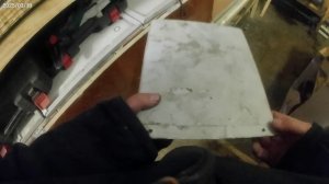 Устанавливаю сенники на клетки кроликам.Провожу шланг для нипельной поилки.