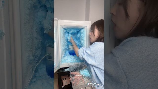 девушка хрустит льдом, мукбанг льда смотреть онлайн