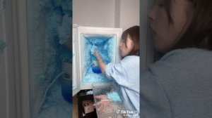 девушка хрустит льдом, мукбанг льда