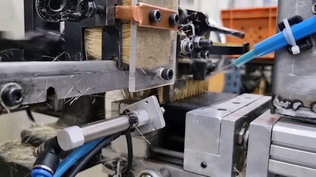 Process of Making Shoe Brush. 50 Year History Shoe Brush Factory in Korea смотреть онлайн
