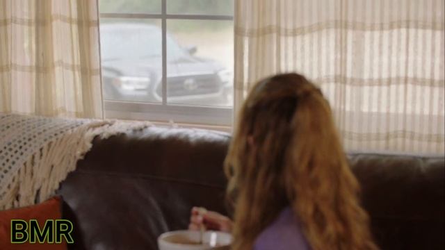 A psychopath kills the renter and keeps her body under his bed because he is obsessed with her смотреть онлайн