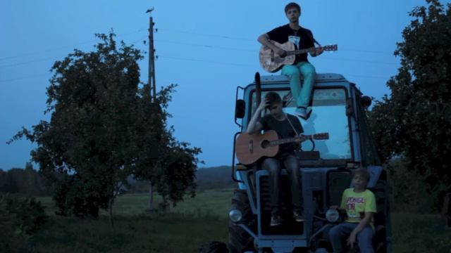 На тракторе (Film producer : Денис Котов) смотреть онлайн