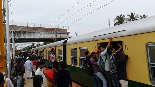 EMU Perungalathur to Beach Station Foot Board Risky Rush Travelling - 10 смотреть онлайн