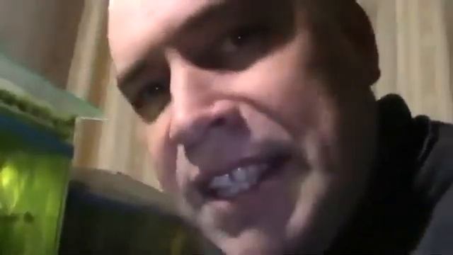 Геннадий Горин показывает сухой корм для рыб