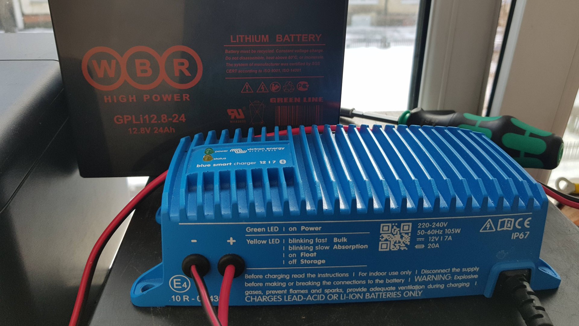 Заряд Lithium аккумулятора на АЗУ Victron Energy 12/ 7 A( iP 67 ) смотреть онлайн