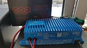 Заряд Lithium аккумулятора на АЗУ  Victron  Energy  12/ 7 A( iP 67 )