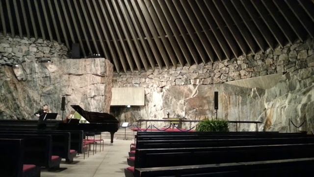 man is playing violin in Temppeliaukio Church смотреть онлайн