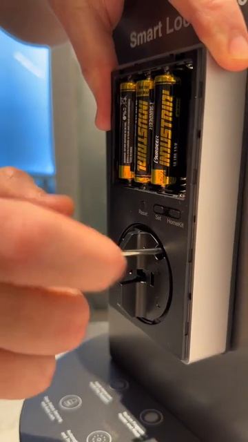 How to install the Aqara Door Lock U100 🤩👏 смотреть онлайн