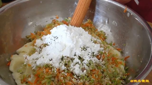 【陕北霞姐】洋芋萝卜胡萝卜，农村家常素丸子，吃出肉的感觉，自家种的蔬菜就是香！ смотреть онлайн