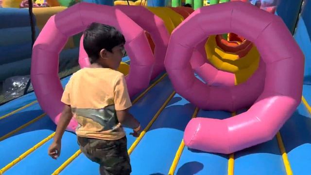 Big Bounce House America - World’s Biggest bounce house and touring theamed park смотреть онлайн