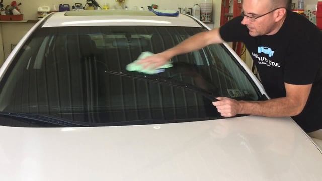 One of the BEST ways to clean Glass, Windshields, Windows, Mirrors. смотреть онлайн