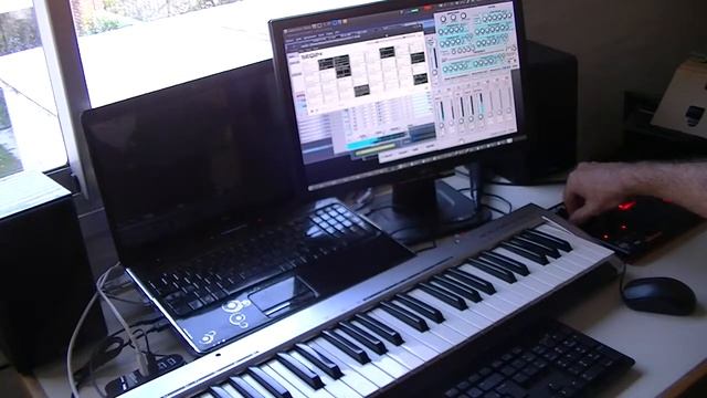 Linux Live Jamming with seq24, Yoshimi, Hydrogen, Akai MPD 218, M-Audio KR49 смотреть онлайн