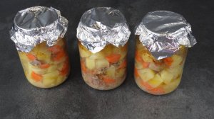 Раскладываю по банкам  и убираю в холодильник, когда нужно достаю и подаю на ужин или обед