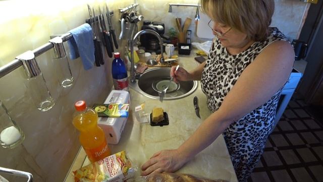 Не донесла мусор до помойки…. отняли по дороге. На радость деткам. Как работают хейтеры. Пятна ? смотреть онлайн