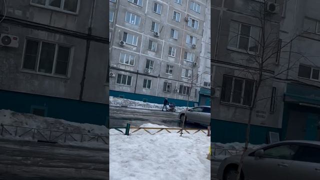 Володя играет с желтым воздушным шаром во дворе. Володе 3,5 года смотреть онлайн