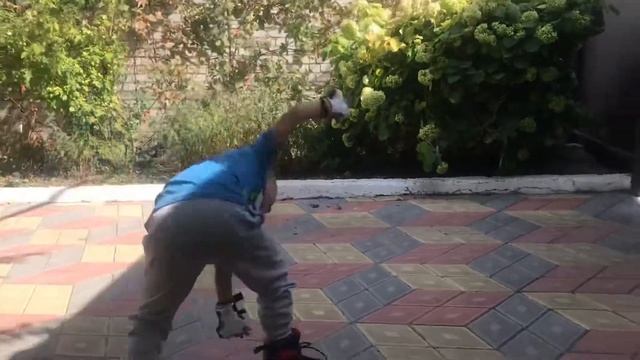 Упражнение «Кораблик» по кругу на роликах смотреть онлайн