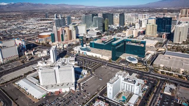 The Craziest Stuff Happening in Las Vegas [April 2024 News & Updates] смотреть онлайн