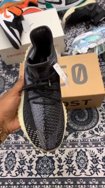 Yeezy 350 v2 carbon | 41 to 45 all sizes available | ₹2400 free ship and box | смотреть онлайн